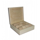 Medinė dėžutė su 12 servetėlių žiedų 17,5x19x6,2 cm